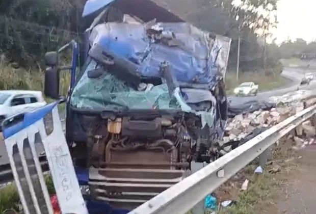 Caminhão com Produtos de Limpeza Tomba na Rodovia João Beira (SP-95) em Jaguariúna