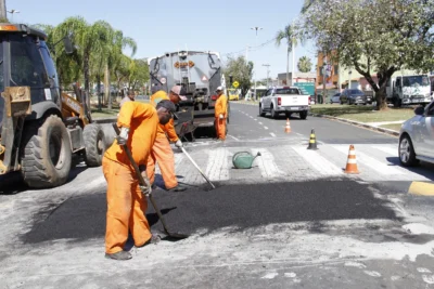 OBRAS REALIZA REPAROS EM FAIXA ELEVADA DE PEDESTRES NA AVENIDA MARGINAL