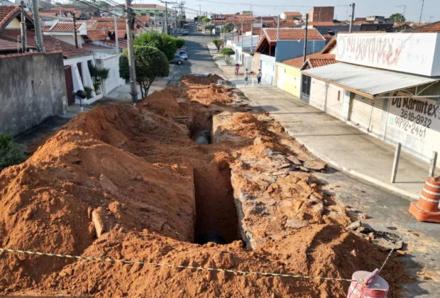 Prefeitura executa obra antienchente na Rua Vera Cruz no Jardim Itacolomy II