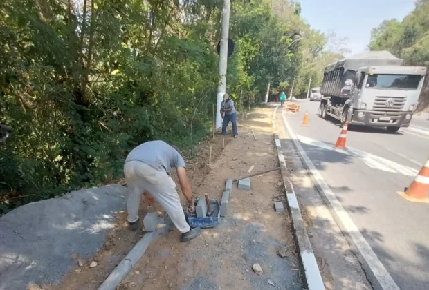 Prefeitura de Pedreira constrói calçada na Avenida Wanderlei José Vicentini