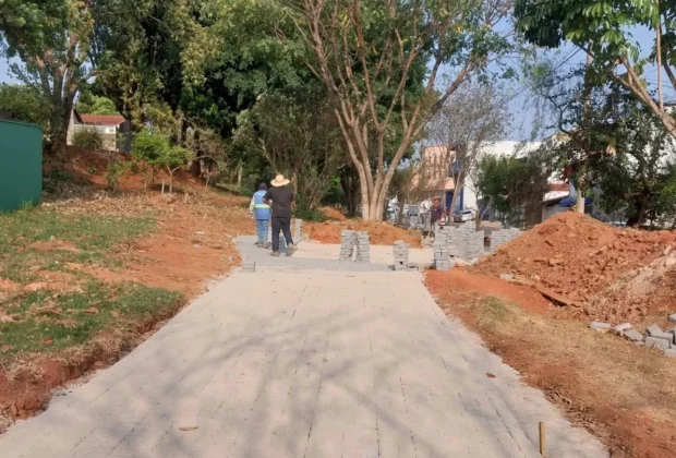 Rua Nerina Duarte Manzato no Jardim Ipê está ganhando calçadas e jardins