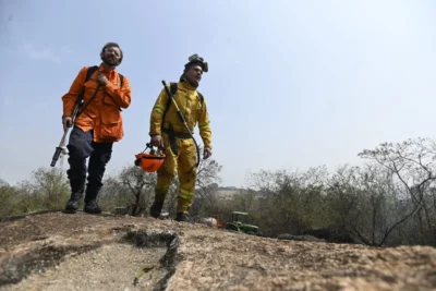 Força-tarefa atua com sete caminhões para controlar incêndio na Serra das Cabras