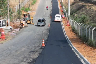 Estrada Policarpo Albino Canato, no Cidade Nova Mogi Guaçu, recebe instalação de asfalto no acostamento