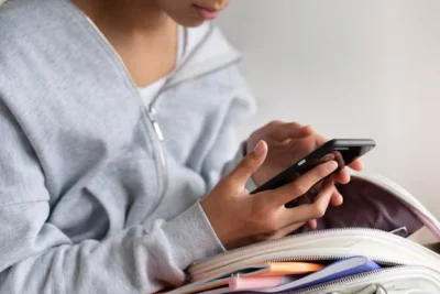 Nova medida do MEC que pode proibir celulares em escolas é eficaz? Saiba o que dizem os especialistas