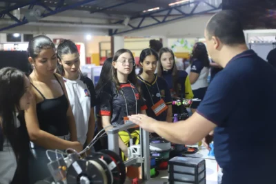 ALUNOS DA REDE MUNICIPAL VISITAM A EXPOETE NA ETEC PEDRO FERREIRA ALVES