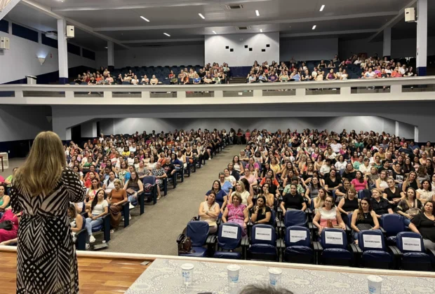 Palestra comemora o Dia dos Professores e reúne mais de 600 profissionais da rede municipal