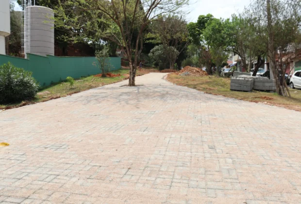 Administração Municipal está construindo calçadas e jardins na Rua Nerina Duarte Manzato no Jardim Ipê