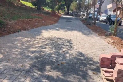 Prefeitura de Pedreira está construindo calçadas e jardins na Rua Nerina Duarte Manzato no Jardim Ipê