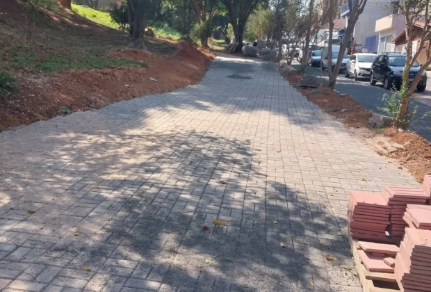 Prefeitura de Pedreira está construindo calçadas e jardins na Rua Nerina Duarte Manzato no Jardim Ipê