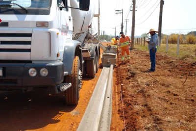 Avenida Vereador José Maria Rangel, no Distrito Industrial Getúlio Vargas II, começa a receber guias e sarjetas