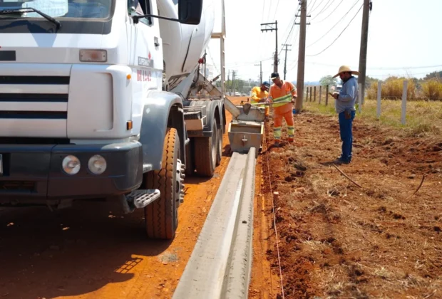 Avenida Vereador José Maria Rangel, no Distrito Industrial Getúlio Vargas II, começa a receber guias e sarjetas