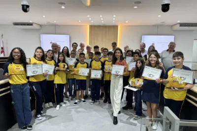 Alunos da Rede Municipal de Ensino recebem homenagem na Câmara Municipal de Amparo