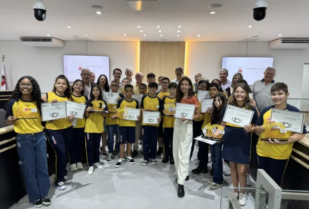 Alunos da Rede Municipal de Ensino recebem homenagem na Câmara Municipal de Amparo