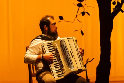 Performances teatrais, musicais e de dança integram última edição do ano do Show de Variedades