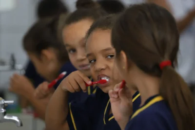 PAULO SILVA ACOMPANHA AÇÃO DE PREVENÇÃO BUCAL A ALUNOS DE MARTIM FRANCISCO