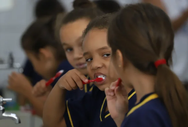 PAULO SILVA ACOMPANHA AÇÃO DE PREVENÇÃO BUCAL A ALUNOS DE MARTIM FRANCISCO