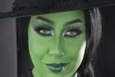Camila Pudim interpreta Elphaba de Wicked em novos vídeos virais com 10 milhões de visualizações