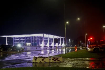 Explosões na Praça dos Três Poderes deixam um morto e mobilizam forças de segurança em Brasília