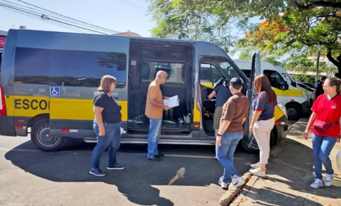 Vans do transporte escolar passam por vistoria de segurança