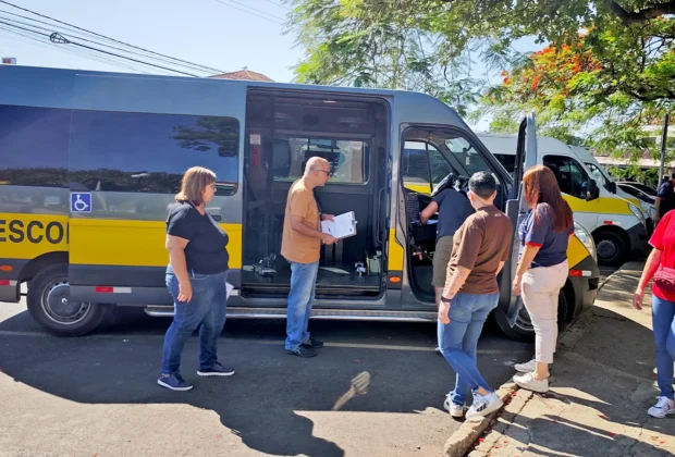 Vans do transporte escolar passam por vistoria de segurança