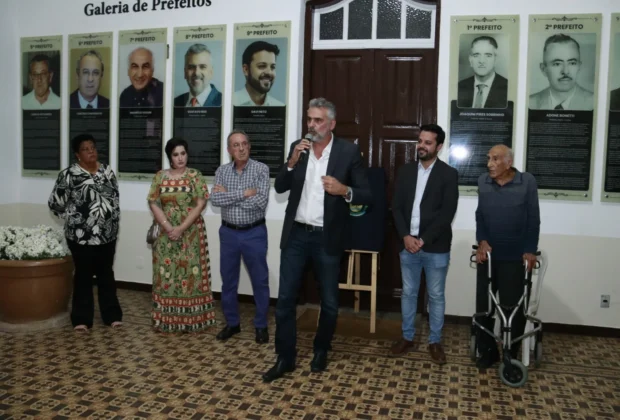 GUSTAVO REIS INAUGURA GALERIA DE PREFEITOS E DOS 70 ANOS DE JAGUARIÚNA NO CENTRO CULTURAL