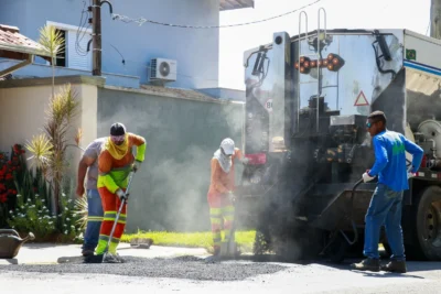 PREFEITURA REALIZA OPERAÇÃO TAPA-BURACO EM VÁRIAS VIAS DE JAGUARIÚNA