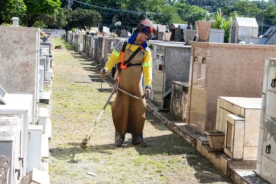 OBRAS REALIZA MUTIRÃO DE LIMPEZA CONTRA FOCOS DO MOSQUITO DA DENGUE NO CEMITÉRIO MUNICIPAL