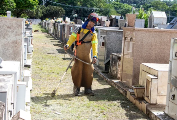 OBRAS REALIZA MUTIRÃO DE LIMPEZA CONTRA FOCOS DO MOSQUITO DA DENGUE NO CEMITÉRIO MUNICIPAL