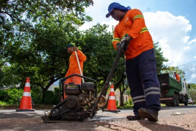 PREFEITURA REALIZA OPERAÇÃO TAPA-BURACOS EM VÁRIOS BAIRROS DA CIDADE
