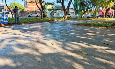 Praça Sorocaba recebe concretagem para instalação de novo piso