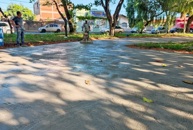 Praça Sorocaba recebe concretagem para instalação de novo piso