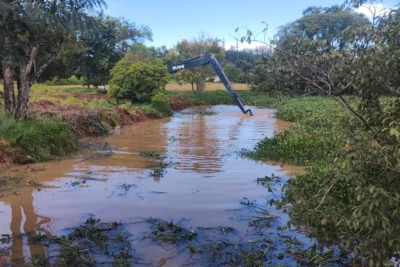 PREFEITURA DE REALIZA LIMPEZA E DESASSOREAMENTO DA REPRESA DO BARREIRO