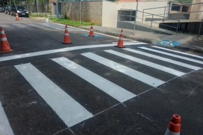 MOBILIDADE REALIZA SINALIZAÇÃO DE EMBARQUE E DESEMBARQUE EM ESCOLA DO GUEDES