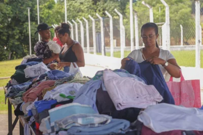 Fundo Social de Amparo doa cerca de 400 peças para moradores do Três Pontes