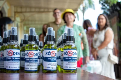 TURISMO DE JAGUARIÚNA DISTRIBUI 500 FRASCOS DE REPELENTE EM AÇÃO CONTRA A DENGUE