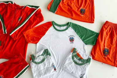 Prefeitura entrega uniforme escolar para estudantes da rede