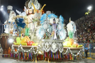 Ancestralidade domina a segunda noite de desfiles no Sambódromo do Rio