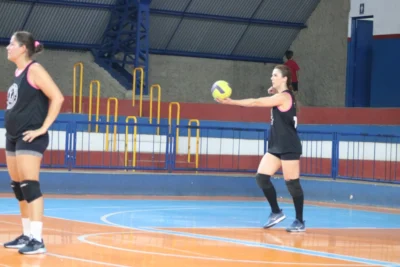 Jogão na abertura da Copa Itapira de Vôlei Feminino termina com vitória do Amigos do Vôlei