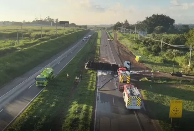 Caminhão com 45 mil litros de gasolina tomba e interdita Rodovia Zeferino Vaz, em Paulínia