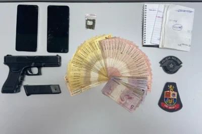 POLÍCIA MILITAR APREENDE DROGAS E SIMULACRO DE ARMA DE FOGO, EM MOGI GUAÇU.