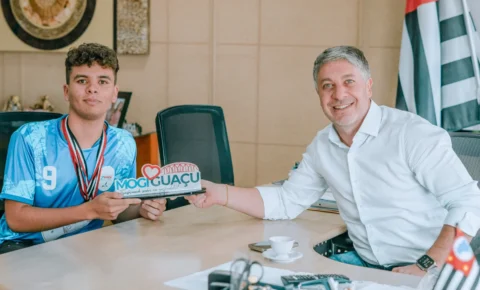Campeão regional de xadrez dos Jeesp é recebido por prefeito em Mogi Guaçu