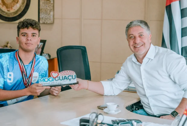 Campeão regional de xadrez dos Jeesp é recebido por prefeito em Mogi Guaçu