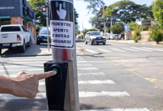 JAGUARIÚNA INSTALA BOTOEIRAS EM SEMÁFOROS PARA AUMENTAR SEGURANÇA DE PEDESTRES NO CENTRO