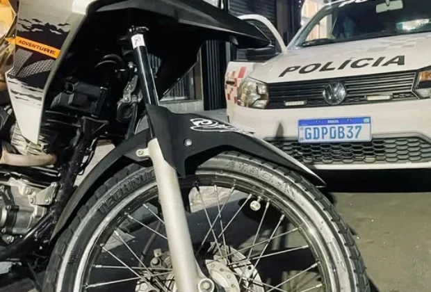 Adolescente é flagrado pilotando motocicleta de forma perigosa em área turística de Pedreira