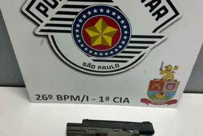 Motorista embriagado bate em muro e é preso com arma ilegal em Mogi Guaçu