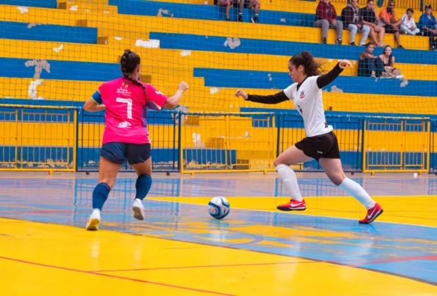 CORINGÃO E ADAGA SÃO OS FINALISTAS DO CAMPEONATO DE FUTSAL FEMININO