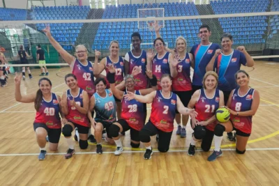Voleibol da Melhor Idade de Amparo começa com vitórias na Copa Jaguariúna