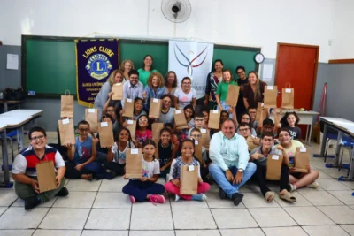Fundação Arnaldo Comisso e Lions Clube entregam 30 óculos gratuitos para estudantes