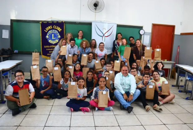 Fundação Arnaldo Comisso e Lions Clube entregam 30 óculos gratuitos para estudantes