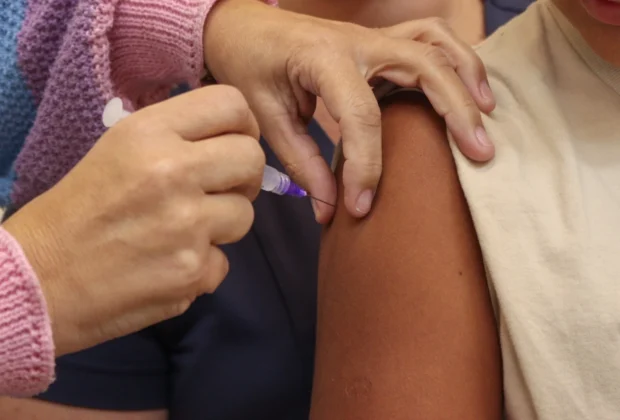 1º DIA DE CAMPANHA APLICA 60 DOSES DE VACINA EM ALUNOS DAS ESCOLAS MUNICIPAIS